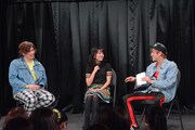 トーク中の(左から)EXIT・りんたろー。、葵夏美、EXIT兼近。