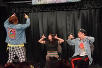 観客に「NO MORE 恋泥棒」の振り付けを教える（左から）EXIT・りんたろー。、葵夏美、EXIT兼近。