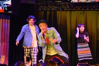 「NO MORE 恋泥棒」を歌う（左から）EXIT、葵夏美。