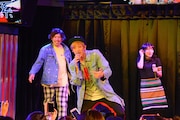「NO MORE 恋泥棒」を歌う(左から)EXIT、葵夏美。