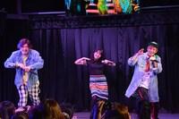 「NO MORE 恋泥棒」を歌う（左から）EXIT・りんたろー。、葵夏美、EXIT兼近。