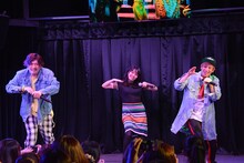 「NO MORE 恋泥棒」を歌う（左から）EXIT・りんたろー。、葵夏美、EXIT兼近。