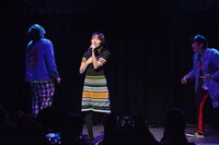 「NO MORE 恋泥棒」を歌う葵夏美。