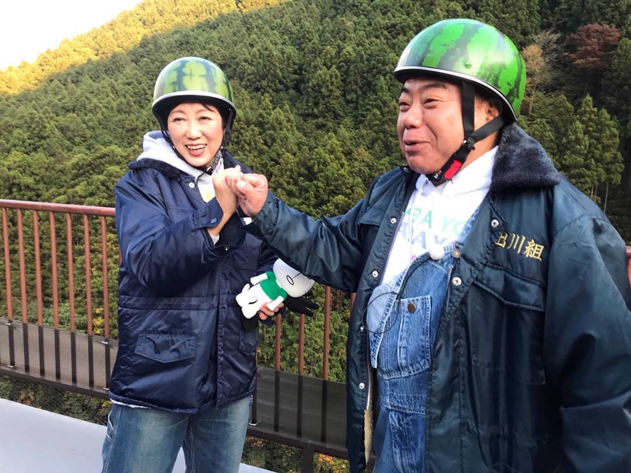 スイカヘルメットを装着した小池百合子都知事（左）と出川哲朗（右）。(c)テレビ東京