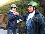 スイカヘルメットを装着した小池百合子都知事(左)と出川哲朗(右)。(c)テレビ東京