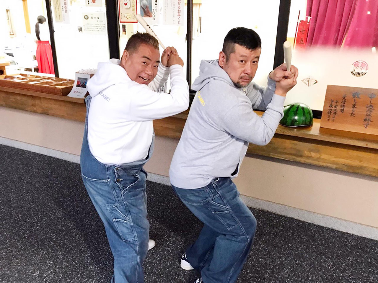 出川哲朗（左）とケンドーコバヤシ（右）。(c)テレビ東京