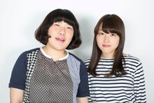 ガール座。左が百瀬、右が小野。