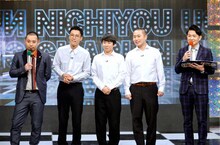 ハナコ（中央3人）と進行役の千鳥。