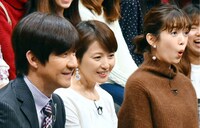 ネタを鑑賞する内村光良、三浦理恵子、佐藤栞里（左から）。