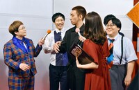 やさしいズら出場者に意気込みを聞くハリセンボン春菜（左）。