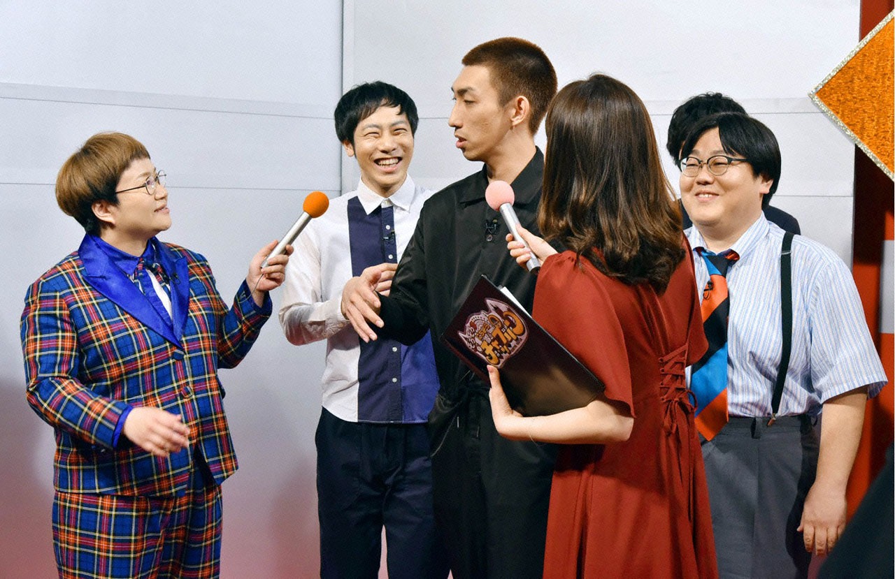 やさしいズら出場者に意気込みを聞くハリセンボン春菜（左）。