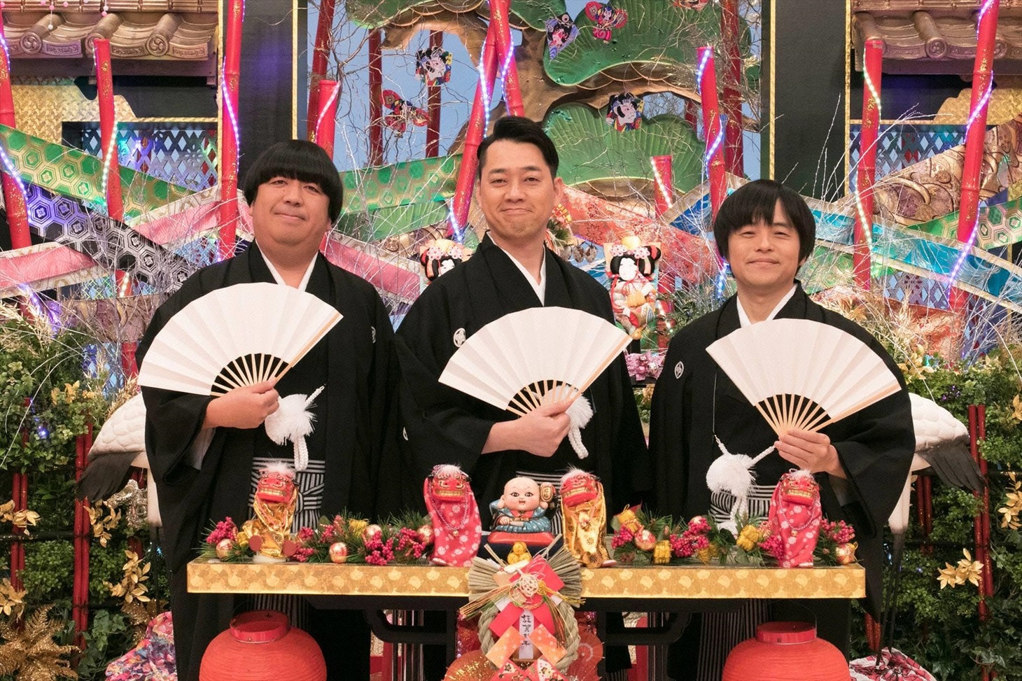 「バナナバカリの毒だし女新年会」MCの（左から）バナナマン、バカリズム。(c)フジテレビ