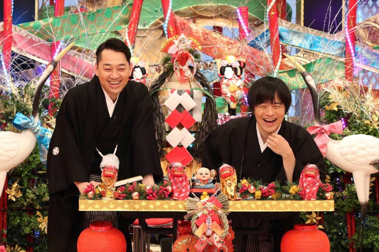 （左から）バナナマン設楽、バカリズム。(c)フジテレビ