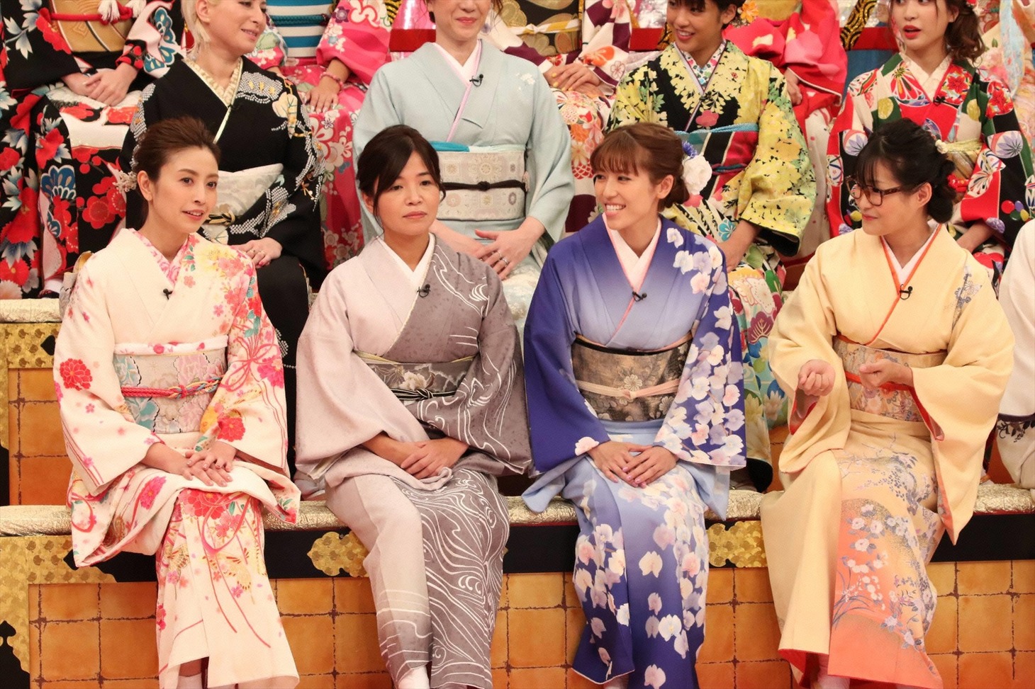（手前左から）片瀬那奈、大久保佳代子、若槻千夏、ギャル曽根。(c)フジテレビ