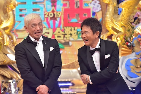 「笑いの王者が大集結！ドリーム東西ネタ合戦」MCのダウンタウン。(c)TBS