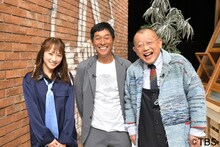 明石家さんま（中央）と、笑福亭鶴瓶（右）、川栄李奈（左）。