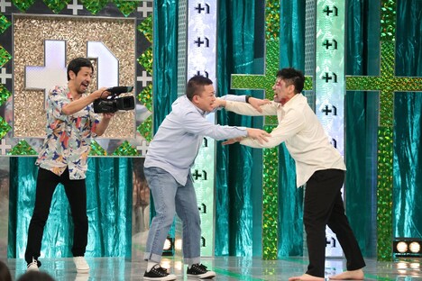 チョコレートプラネットと濱津隆之(左)。(c)フジテレビ