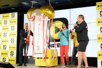 くす玉を割る一同。