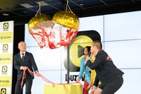 くす玉を割る一同。