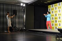 ネタ動画を撮影してもらう永野。