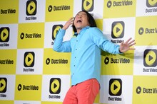 「正月の初売りセールに来たら時空の歪みに挟まったおばさん」を披露する永野。