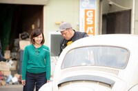 左から吉田由美、野性爆弾くっきー。