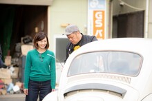 左から吉田由美、野性爆弾くっきー。