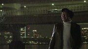村上ショージが歌う「バーボンソーダ」MVより。