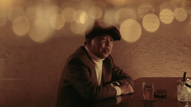 村上ショージが歌う「バーボンソーダ」MVより。