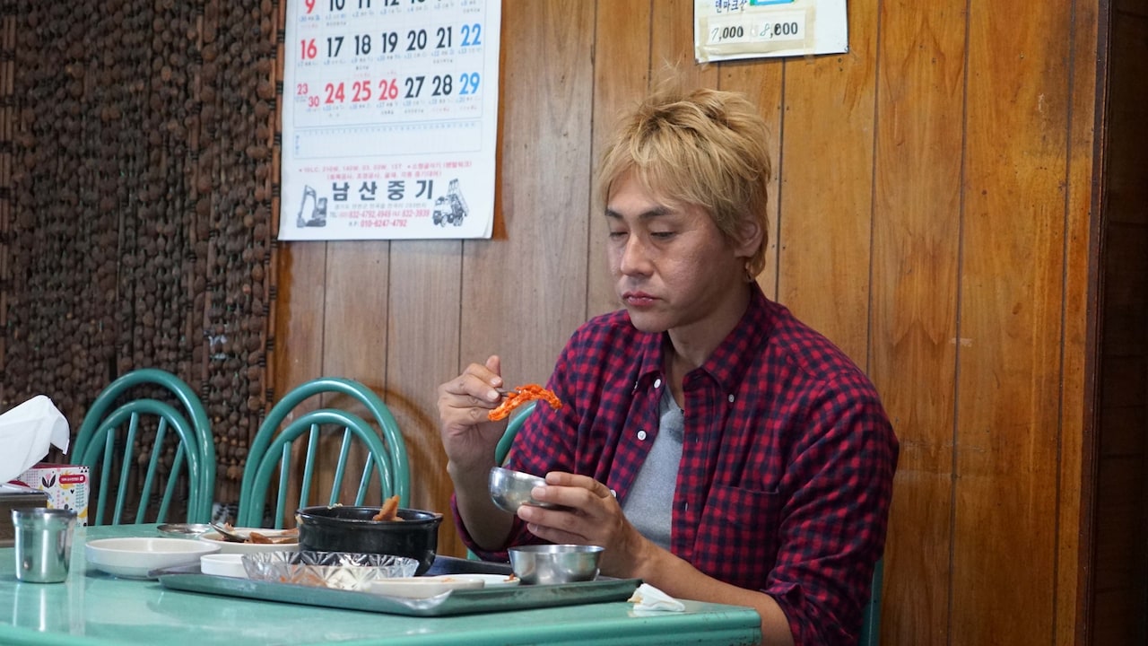 「迷宮グルメ 異郷の駅前食堂 年越し8時間スペシャル」で韓国を訪れるヒロシ。(c)BS朝日