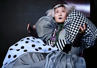 コンピューターおばあちゃんに扮する片桐はいり。(c)NHK