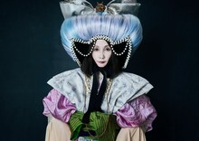 極寒女王に扮するYOU。(c)NHK