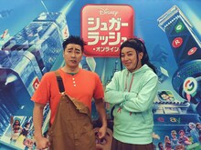 映画「シュガー・ラッシュ：オンライン」のラルフ風に変身するチョコレートプラネット長田（左）、ヴァネロペ風に変身するチョコレートプラネット松尾（右）。