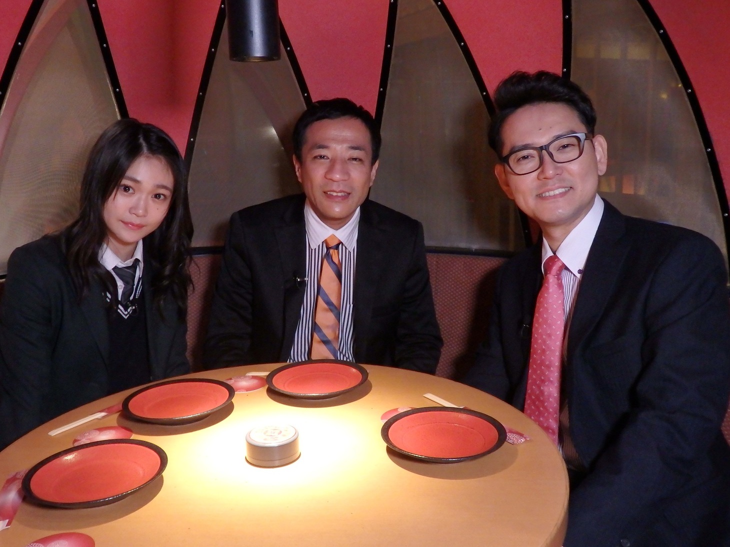 左から石森虹花、ナイツ。