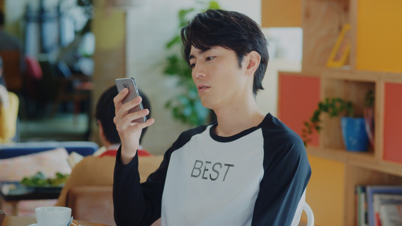 タウンワークの新CM「ワイワイ篇」のワンシーン。