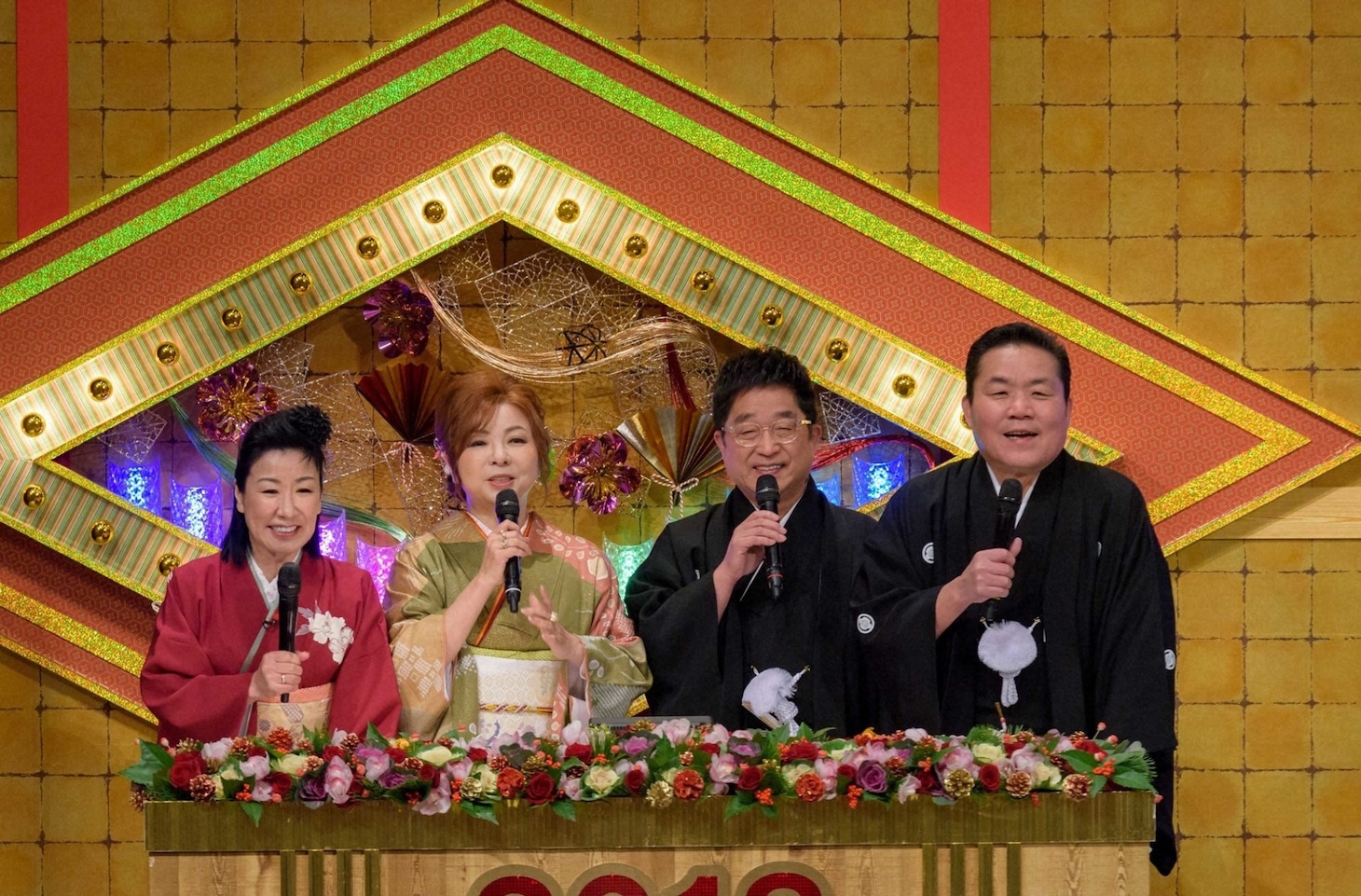 「新春！オールよしもと初笑いスペシャル」司会の（左から）ハイヒール、トミーズ。(c)ABC