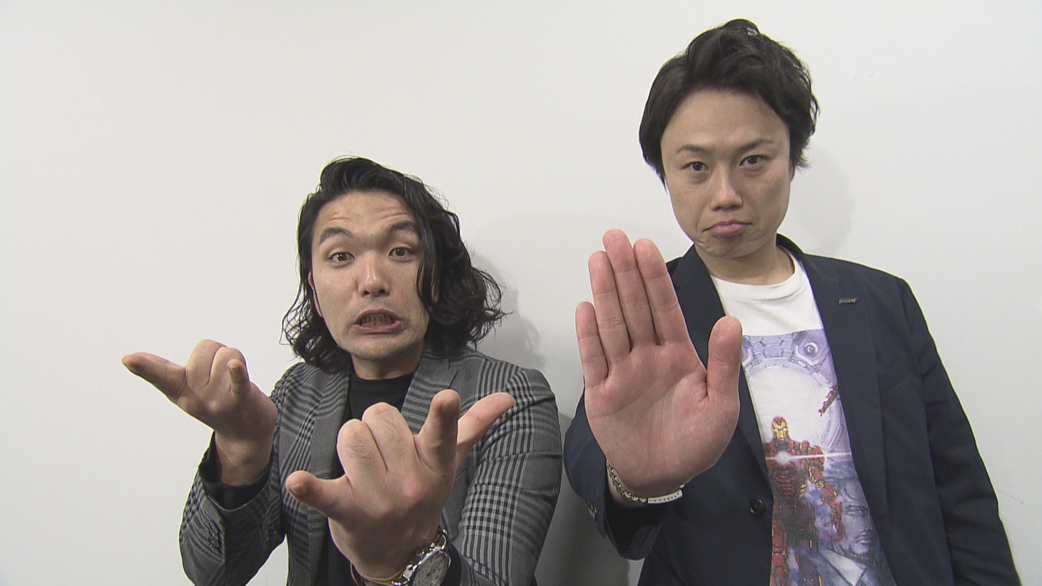 見取り図。盛山（左）がスパイダーマン、リリー（右）がアイアンマンを意識したポーズを決めている。