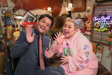 「直美とノブのお直しさん～モノを直して人生のぞき見！～」のMCを務める千鳥ノブ（左）と渡辺直美（右）。(c)フジテレビ