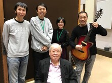 アンガールズ（左から2人）と“優しい気持ちになれるお笑い”を堪能するゲストの野村克也（中央）。(c)NHK
