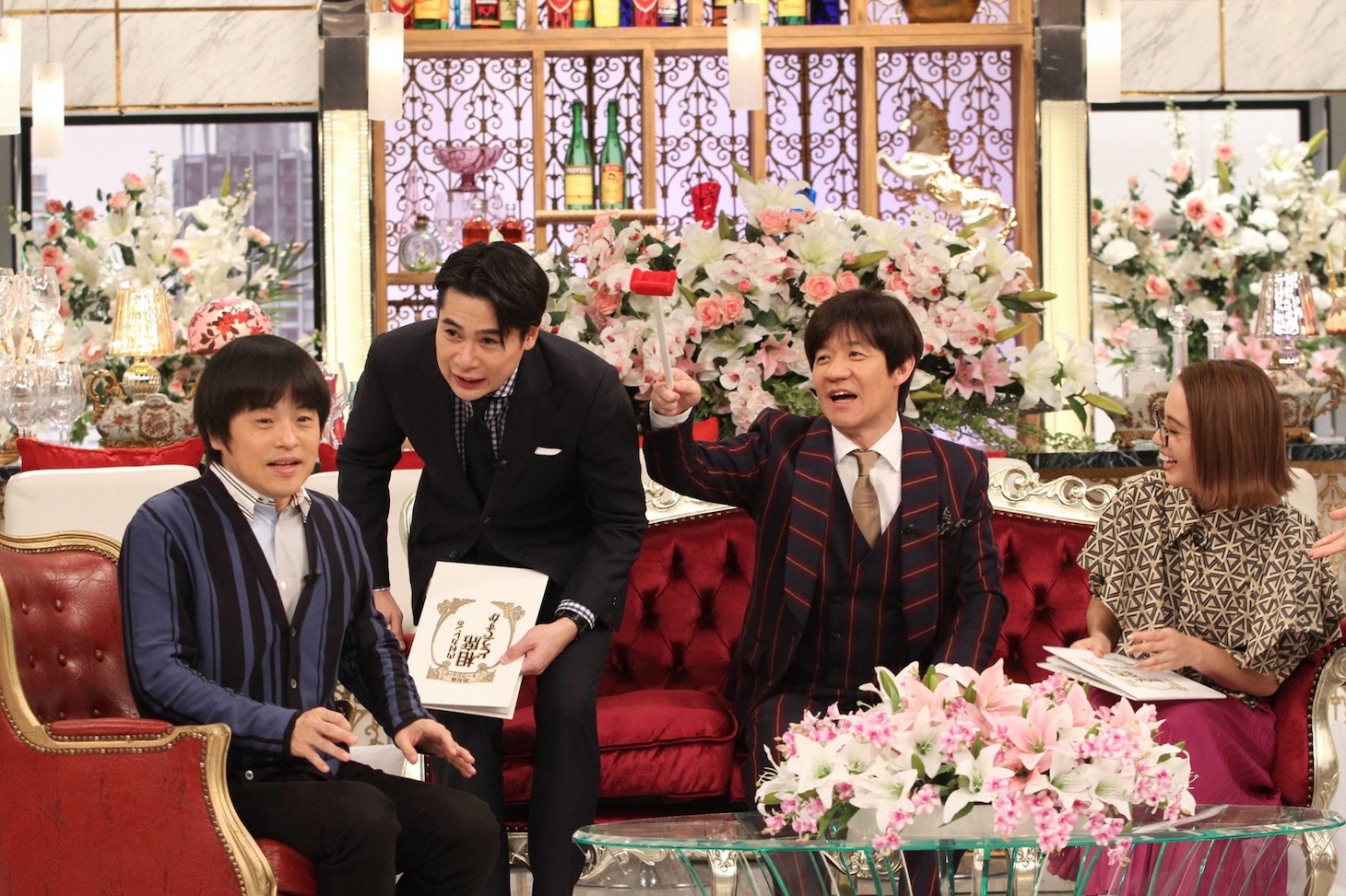 「初対面トークショー!! 内村カレンの相席どうですか」に出演する（左から）バカリズム、平成ノブシコブシ吉村、内村光良、滝沢カレン。(c)フジテレビ