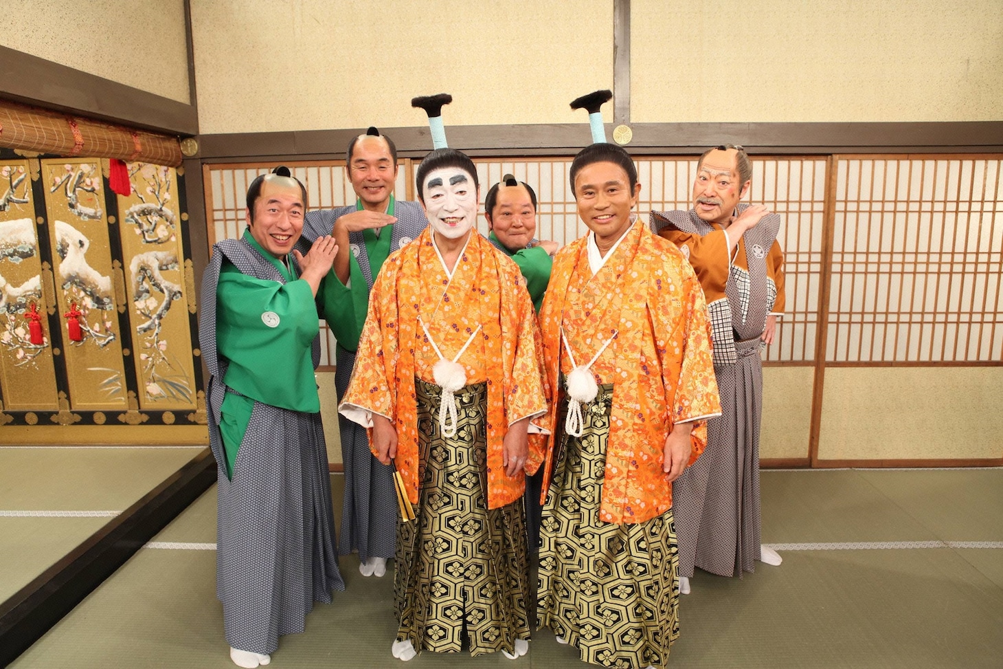 「志村けんのバカ殿様」に出演する志村けんと浜田雅功（前列右）、ダチョウ倶楽部、桑野信義（後列右）。(c)フジテレビ