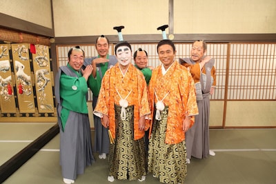 「志村けんのバカ殿様」に出演する志村けんと浜田雅功（前列右）、ダチョウ倶楽部、桑野信義（後列右）。(c)フジテレビ