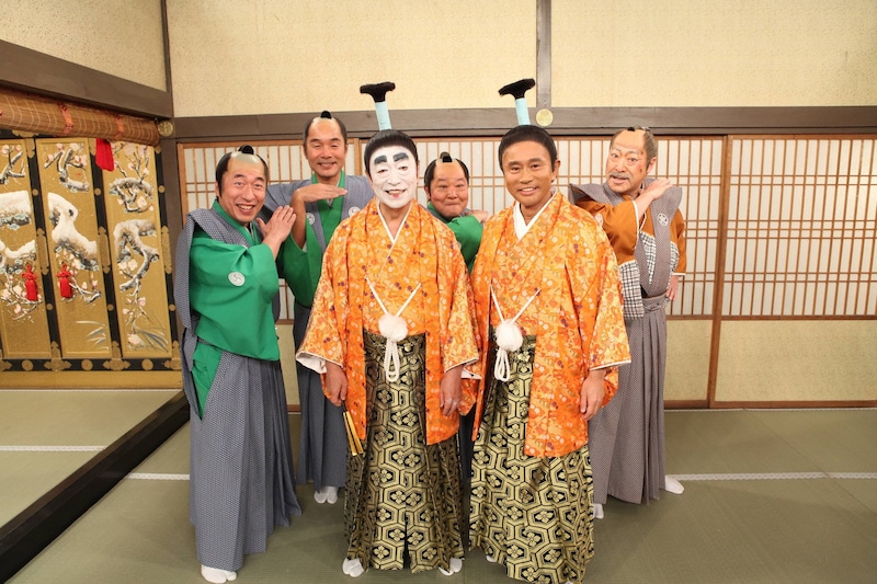 「志村けんのバカ殿様」に出演する志村けんと浜田雅功（前列右）、ダチョウ倶楽部、桑野信義（後列右）。(c)フジテレビ
