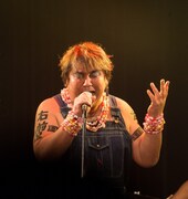 歌う石塚英彦。