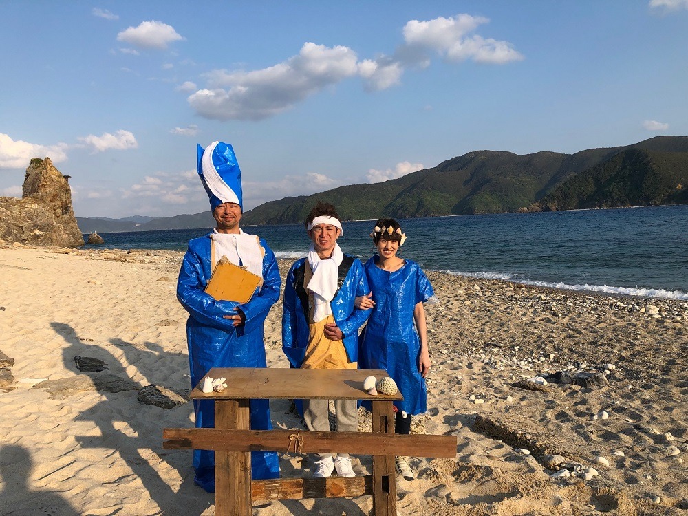 「よゐこの無人島0円生活」に出演する、（左カラ）よゐこ有野、よゐこ濱口と南明奈夫妻。(c)テレビ朝日