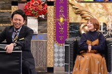 左から有吉弘行、矢口真里。(c)日本テレビ