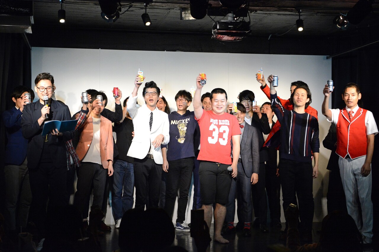 乾杯をする一同。