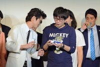 ライブに菓子を持参した磁石・永沢。