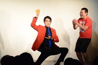 スベり大賞の1位に輝いたギャグ「テクニカルチャンピオン」を披露するさすらいラビー中田（左）。