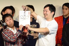 相方・井口に“ひょっこり”を強要するウエストランド河本（右）。